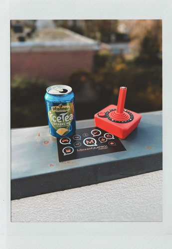 Das Titelbild zu Männerquatsch Podcast Folge 201 (Atari 2600+ Pac-Man Edition, Steam Machine, Fallout 4 Anniversary Edition) zeigt einen "Pfanner Lemon Eistee - Sparkling" und den "Pac-Man CX40+ Joystick Red".