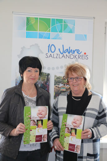 Hannelore Peetz und Petra Czuratis stellen den neuen Elternkalender vor.