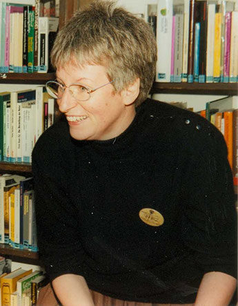 Ursula Nienhaus an ihrem Lieblingsort: dem Frauenforschungs-, -Bildungs- und -Informationszentrum in Berlin (Ausschnitt, ©  FFBIZ)