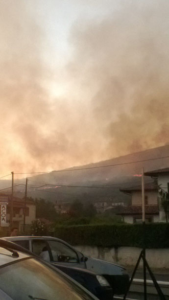 L'incendio in corso, foto Frosinone Web)