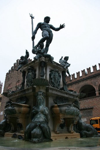 中央広場 (Piazza Maggiore)のネプチューンの噴水 (Fontana del Nettuno)