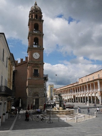 Faenza 広場の時計塔と噴水