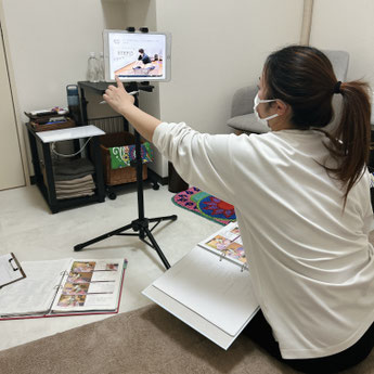 神戸のタイ古式マッサージスクール「ジムサヤーム」でオンタイマッサージスクールの資格取得のために学んでいる様子。独自の動画教材で理解を深めます。