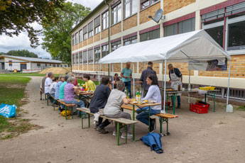 Gesellige Runde beim Mittagessen (Foto: H. Budig)