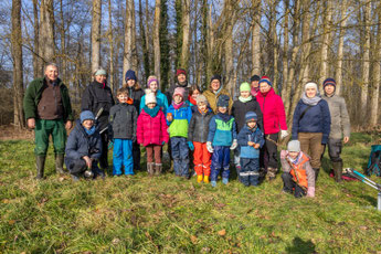 Gruppenfoto mit den Teilnehmenden der Biotoppflege (11 Kinder + 9 Erwachsene)