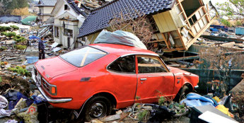 津波で全壊した自宅前に立ち尽くす渡部さんと愛車カローラクーペ1400SR