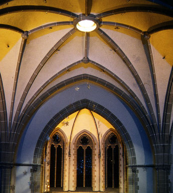 Dankeskirche Bad Nauheim, Innenraum, Blick auf Schallöffnung des Fernwerks der Orgel