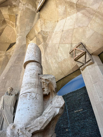 Passion façade of the Sagrada Família — sculptures and bronze door with Gospel inscriptions by Josep Maria Subirachs, Barcelona