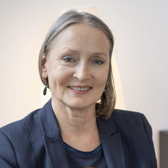 Ditte Ferrigan-lächelnd am Schreibtisch Hypnosetherapeutin und Heilpraktikerin für Psychotherapie 