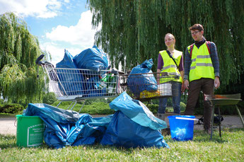 Acht Müllsäcke und drei Eimer voller Müll sowie ein Grill und zwei Einkaufswagen wurden eingesammelt. Foto: Magdalene Jesche/BUND Leipzig