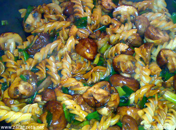 Nudelpilzgericht aus dem Wok