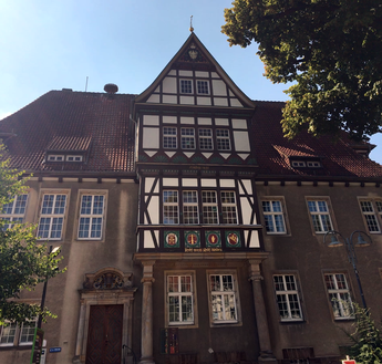 1913 im Stil der Neorenaissance erbaut, ist das „Alte Amtsgericht“ eines der vollständig erhaltenen kleineren preußischen Amtsgerichte in Westfalen
