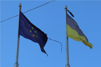 EU-Fahne, Ukraine-Fahne, Flaggenmast