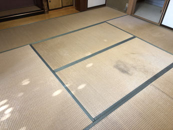 何年も使われた畳の部屋の様子