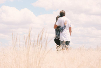 scena di una coppia abbracciata di schiena, in un posto rilassante e naturale. relazioni sane, cambiamento, mal d'amore, relazioni autentiche, mindfulness