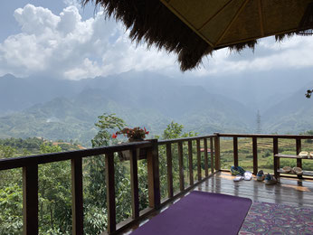 Yogi Life auf der Sapa Eco Home Terrasse