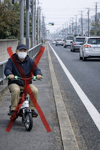 特定小型原付が歩道を逆走し20kmモードで走行している危険な状況