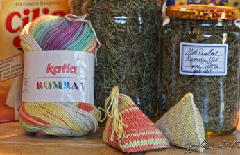 adaptation of Joelle Hoverson's More Last-Minute Knitted Gifts