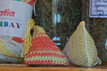 adaptation of Joelle Hoverson's More Last-Minute Knitted Gifts