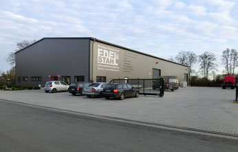 Moderne Fertigungsanlage mit leistungsstarken LED-Hallenleuchten für eine blendfreie Beleuchtung.