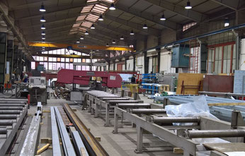  Große Metallverarbeitungsanlage mit leistungsstarker LED-Beleuchtung für sichere Arbeitsbedingungen.