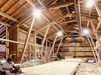  Große Metallverarbeitungsanlage mit leistungsstarker LED-Beleuchtung für sichere Arbeitsbedingungen.