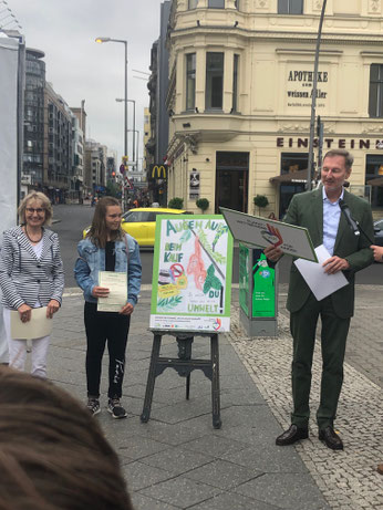 Lillys Siegerplakat! Der 3. Platz von mehr als  1700 eingereichten Bildern! Überreicht von dem Berliner Zoodirektor Andreas Knieriem.
