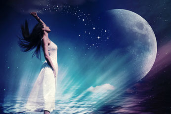 femme , les pieds dans l'eau sous la lumiere de la lune
