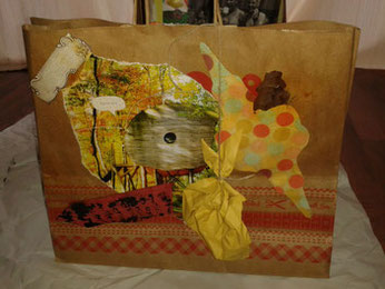 Selbstgemachtes Geschenktüte Papiertüte Collage Art Journaling Mixed Media kreativ sein