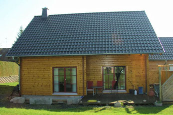 Wohnhaus mit 135mm breiten formstabilen Lamellenbalken und 145mm Dämmebene