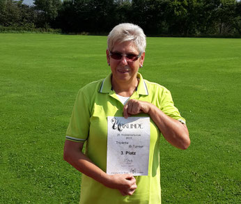 Anne Frömling mit der Urkunde für den 3. Platz im B-Turnier