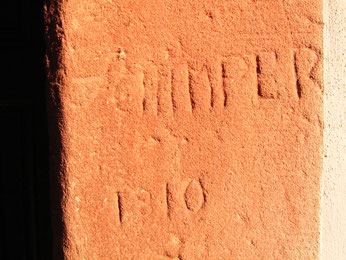 Inschrift am Pfarrhaus in Offwiller/Elsass (Recherchefoto der Autorin Gabrielle C. J. Couillez)