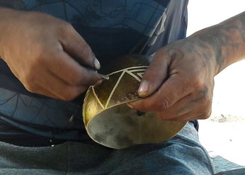 Travail de gravure sur calebasse avec l'artiste artisan Raoul Vincke à Yalimapo. Art amérindien Kali'na.