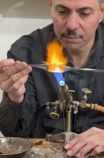 香水瓶のガラスを加工する様子