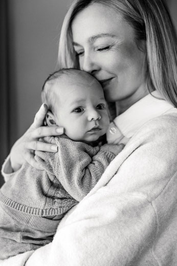 Natürliche Babyfotos bei euch zuhause im Leipziger Land in Leipzig, Markkleeberg, Borna, Zwenkau, Grimma, Taucha, Halle Saale, Babyshooting Homestory, liebevolle Neugeborenenfotos in den eigenen vier Wänden 
