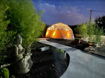 Dôme géodésique en toile pour hébergement insolite