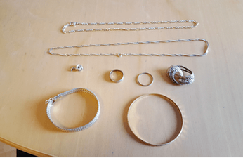 Mehrere Goldketten und Ringe meiner Mutter.