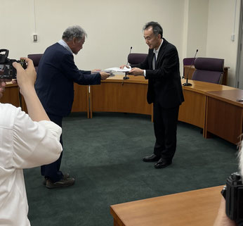 福島県の植田課長に要請書を渡す藤岡代表　（６月３０日　福島県庁）