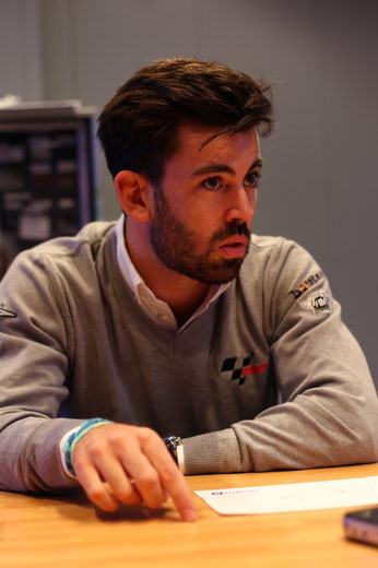 Safety Car Fahrer Carlos Ezpeleta im Gespräch mit MotoSports24