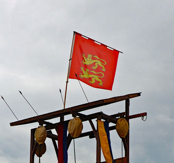 Rekonstruktion eines normannischen Banners auf der Festung von Falaise, Normandie, 2020