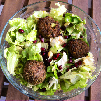 Salat mit gesunden Falafel ohne Fett