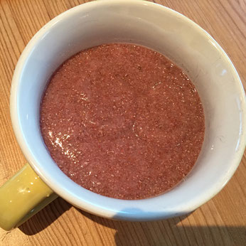 vollwertiger, veganer und glutenfreier Pudding aus Erdbeeren und Chiasamen