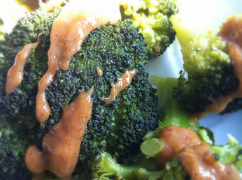 superfood Brokkoli mit Erdnuss-Sauce