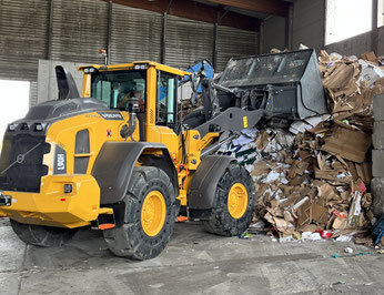 Radlader beim Verladen von Kartonagen