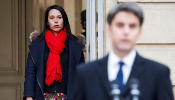 Fanny Anor derrière Gabriel Attal. ©Ludovic MARIN/ POOL /AFP