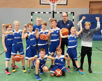 In diesem Jahr in der Siegerpose geübt: Unsere Mini-Basketballer. 