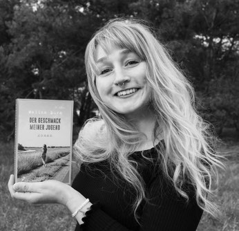 Schwarz weiß Portrait von Autorin Malina Bura mit ihrem Roman "Der Geschmack meiner Jugend"