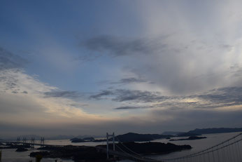 2016年2月22日（月）、瀬戸大橋を鷲羽山より望む。対岸の山々はもちろん四国。この日撮影したものの中では、一番空が青い一枚。