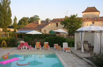 piscine,terrasse et gloriette face au gite