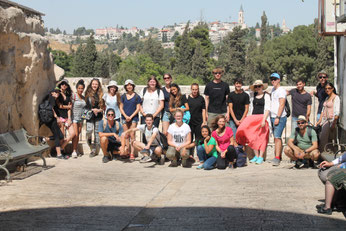 Deutsche und israelische Jugendliche in der Altstadt von Jerusalem - im Hintergrund Klagemauer und Felsendom